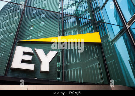 Gesamtansicht des Amtes EY (Ernst & Young) in London Stockfoto