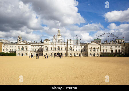 Pferd schützt Parade Ground mit dem London Eye im Hintergrund Stockfoto