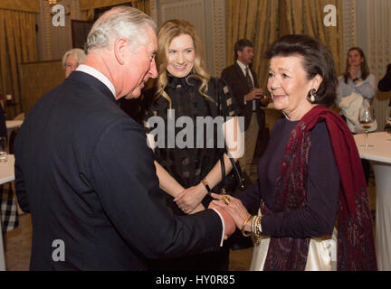 Der Prince Of Wales wird von Prinzessin Marina Sturdza im Rahmen eines Empfangs an The Hilton Hotel Bukarest begrüßt. Stockfoto