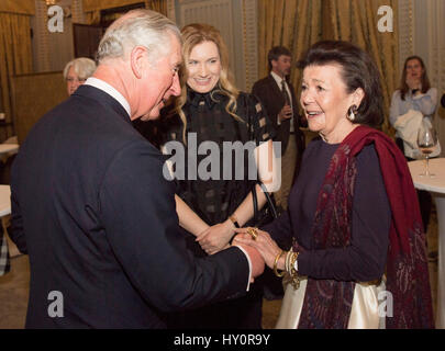 Der Prince Of Wales wird von Prinzessin Marina Sturdza im Rahmen eines Empfangs an The Hilton Hotel Bukarest begrüßt. Stockfoto