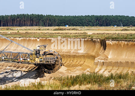 Schaufelradbagger in einem Braunkohle-Bergwerk. Steinkohlenbergbau in Deutschland. Stockfoto