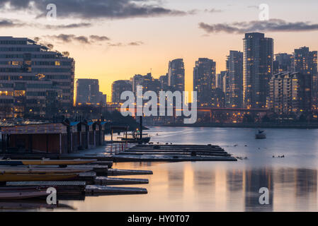 Sonnenuntergang in Vancouver von False Creek mit Wohnanlagen, Ozean und Kajaks. Vancouver, BC, Kanada. Stockfoto