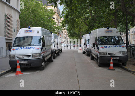 Paris, Frankreich, 18June: Polizeiautos Parken auf der Avenue de Suffren 18. Juni 2012 in Paris. Stockfoto