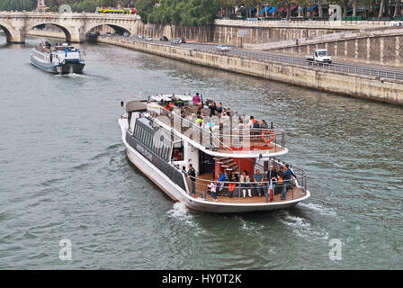 PARIS, Frankreich, 28 August: ein Dampfschiff Kreuzfahrt auf dem Fluss Seine. 28. August 2013 in Paris. Aus dem Leben der Großstadt. Stockfoto