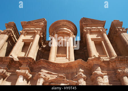 Jordanien: die Giebel des Klosters, Ad Deir oder El Deir, das monumentale Gebäude Felsen gehauen in die archäologische nabatäische Stadt Petra Stockfoto