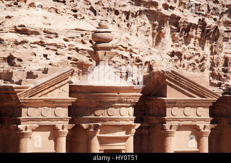 Jordanien: die Giebel des Klosters, Ad Deir oder El Deir, das monumentale Gebäude Felsen gehauen in die archäologische nabatäische Stadt Petra Stockfoto