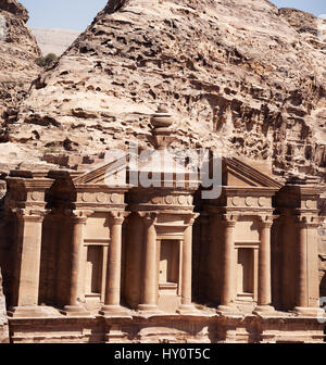 Jordanien: die Giebel des Klosters, Ad Deir oder El Deir, das monumentale Gebäude Felsen gehauen in die archäologische nabatäische Stadt Petra Stockfoto