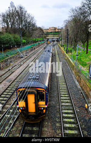 Züge durch Edinburgh Princes street Gärten auf dem Weg nach dem Tunnel am haymarket Stockfoto