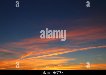 Bunter Abend Skyscape. Gradient Abendhimmel von blau zu gelb. Am Abend Himmelshintergrund. Stockfoto