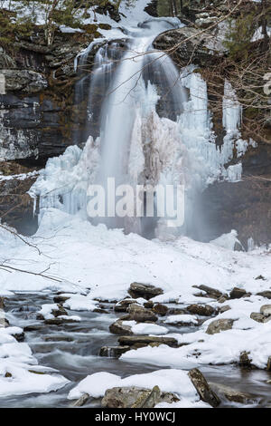 Plattekill fällt langsam Auftauen nach einem großen März Schneesturm in Platte Nelken in den Catskills Mountains von New York Stockfoto