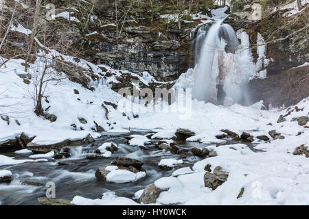 Plattekill fällt und Creek langsam Auftauen nach einem großen März Schneesturm in Platte Nelken in den Catskills Mountains von New York Stockfoto