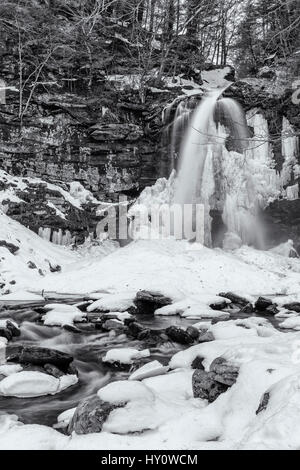 Plattekill fällt langsam Auftauen nach einem großen März Schneesturm in Platte Nelken in den Catskills Mountains von New York Stockfoto