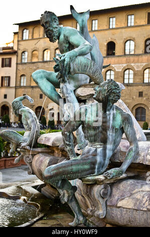 Bronzestatue von ein Satyr, Detail der Neptunbrunnen in Florenz, gelegen auf der Piazza della Signoria, Bildhauer Bartolomeo Ammannati 1563-1565. Stockfoto