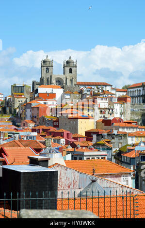 Blick über Terrakotta roofed Häuser mit dem Se Kathedrale Ribeira im Hintergrund in Porto 2017, Stadtbild, Portugal Stockfoto