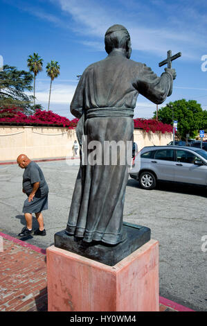 Statue von Pater Junipero Serra außerhalb der Mission in San Gabriel, Kalifornien Stockfoto