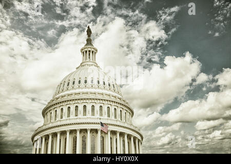 Überqueren Sie verarbeitete Grunge US Capitol Dome mit Wolken Stockfoto