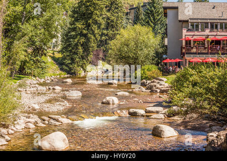 Vail, USA - 10. September 2015: Gore Creek in Colorado mit Felsbrocken und café Stockfoto