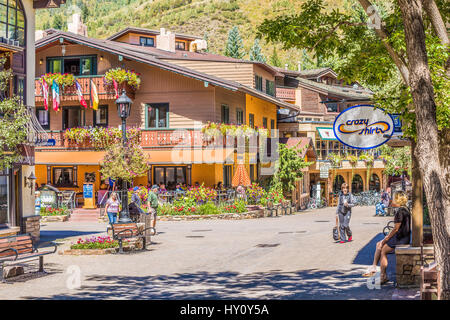 Vail, USA - 10. September 2015: Straße im Schweizer Stil Resort Stadt of Colorado mit Menschen Stockfoto