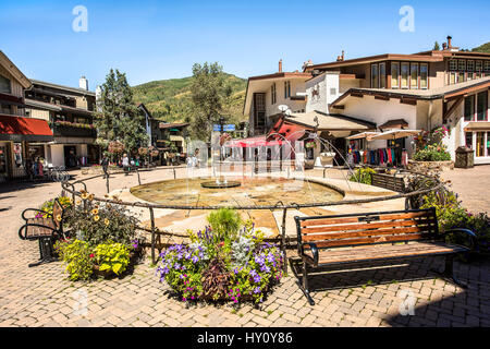 Vail, USA - 10. September 2015: Brunnen auf einem Platz in der Bridge Street in Vail, Colorado mit Bänken Stockfoto