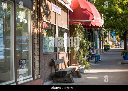 Glenwood Springs, USA – 7. September 2015: Zentrum Stadt für Miete Zeichen und Bürgersteig in Colorado Stockfoto