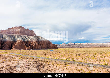 Goblin Valley State Park Canyon mit weißen und roten Schichten mit Solar-Panel in der Wüste in Utah Stockfoto