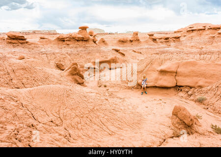 Goblin Canyon Hoodoos in Valley State Park mit Frau auf der Spur Stockfoto