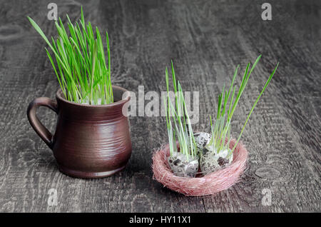 Grün sprießt auf hölzernen Hintergrund Stockfoto