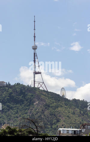 Blick auf den Berg, auf dem steht der Fernsehturm von Tbilisi Stockfoto