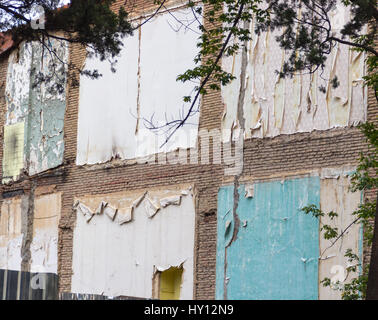 Ruinen der alten Häuser in Risse mit schlaffe Fosades in Tiflis Stockfoto
