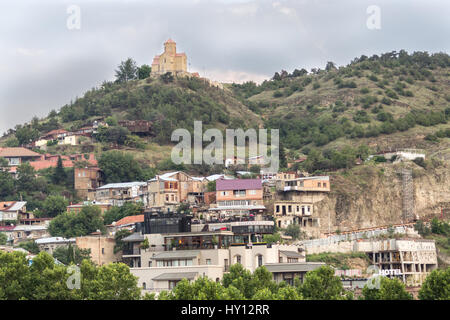 Die Kirche erhebt sich über der Hauptstadt Georgiens Stockfoto