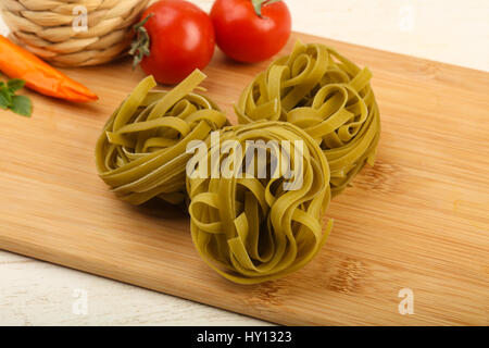 Rohe Fettucine Nudeln bereit für bowling Stockfoto