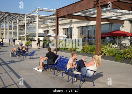 Shopper-entspannen in der Sonne außerhalb der Terrasses du Port Einkaufszentrum Marseille Provence Frankreich Stockfoto