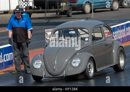 Santa Pod, UK - 23. April 2010: Urknall Camper und Bus-Festival. Road legal VW Käfer Dragster auf der Viertel Meile Drag Strip. Stockfoto