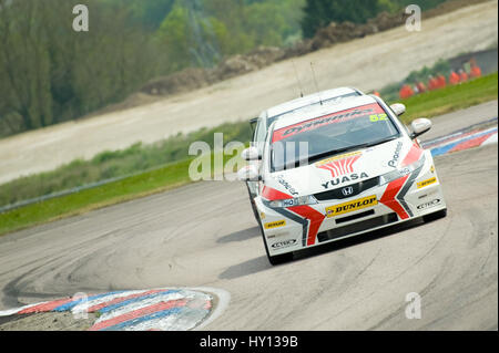 Thruxton, UK - 1. Mai 2011: Honda Racing Fahrer Gordon Shedden mit Teamkollege Matt Neal in seinem Windschatten auf der British Touring Car Championships in Stockfoto