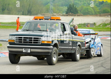 Thruxton, UK - 1. Mai 2011: Ford Erholung LKW Abschleppen das Wrack von einem Chevrolet angetrieben von Jason Plato während der britischen Tourenwagen-Meister Stockfoto