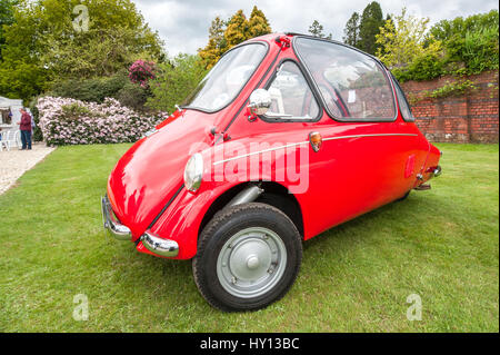 Winnersh, UK - 18. Mai 2013: Gestaltet eine seltene Heinkel Trojan 200 Microcar (aka Bubble Car - ca. 1960) geparkt am Bearwood College in Winnersh, UK Stockfoto