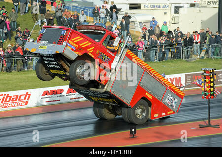 Santa Pod, UK - 29. Oktober 2011: Backdraft Wheelie LKW Demonstration an der Flamme und Donner Veranstaltung auf dem Santa Pod Raceway in Northamptonshire, Großbritannien Stockfoto