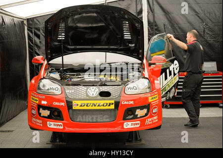 Thruxton, UK - 1. Mai 2011: Milltek Sport VW Golf angetrieben durch Tom Onslow-Cole inspizierten vor dem Rennen in der britischen Tourenwagen-Meisterschaft am Stockfoto