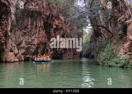 Jiuxiang, China - 29. März 2017: Touristen auf einem Boot in den Fluss in die Jiuxiang Landschaft in Yunnan in China. Dir Jiuxiang Höhlen Bereich ist in der Nähe der Stockfoto