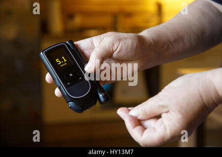 Diabetischen Patienten ihr Blut für Blutzuckerspiegel zu Hause testen; normalen Blutzuckerspiegel. Medizinische Verfahren, Selbstdiagnose, gemeinsamen Stoffwechsel-, weit verbreitet und Stockfoto