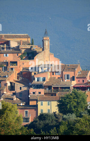 Blick auf das Dorf Roussillon in den Regionalpark Luberon Vaucluse Provence Frankreich. Das Dorf gilt als un des plus Beaux Dörfer. Stockfoto