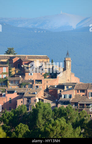 Blick auf das Dorf Roussillon in den Regionalpark Luberon Vaucluse Provence Frankreich mit dem legendären Mont Ventoux im Hintergrund Stockfoto