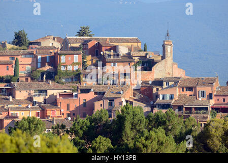 Blick auf das Dorf Roussillon in den Regionalpark Luberon Vaucluse Provence Frankreich. Das Dorf gilt als un des plus Beaux Dörfer. Stockfoto