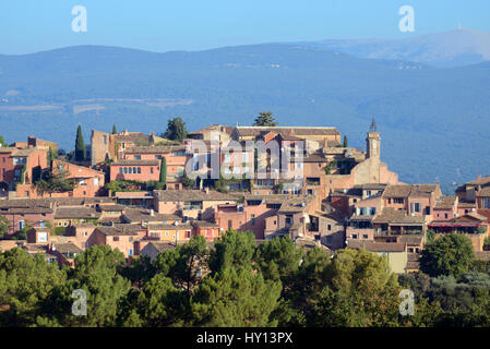 Blick auf das Dorf Roussillon in den Regionalpark Luberon Vaucluse Provence Frankreich mit dem legendären Mont Ventoux im Hintergrund Stockfoto