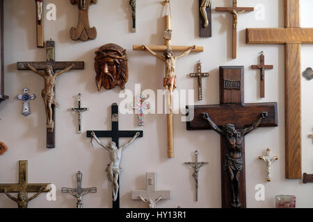 Sammlung von Kreuzen in das Pfarrhaus der Saint Francis Xavier in Vugrovec, Kroatien Stockfoto