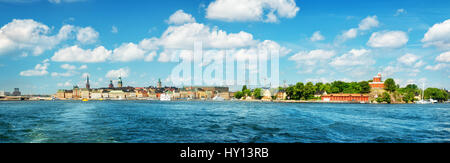 Blick nach Stockholm mit einer Fähre vom Meer Stockfoto