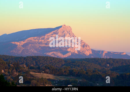 Mont Sainte-Victoire oder Montagne Sainte-Victoire, eine Iconic Berg in der Nähe von Aix-en-Provence, die häufig in der Dämmerung Sonnenuntergang von Cezanne gemalt Stockfoto