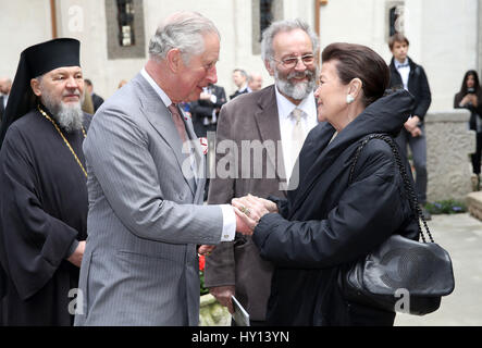 Der Prince Of Wales wird bei einem Rundgang durch die Altstadt in Bukarest am dritten Tag seiner neun Tage Europa-Tournee von Prinzessin Marina Sturdza begrüßt. Stockfoto