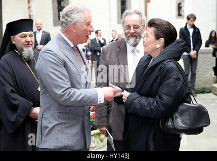 Der Prince Of Wales wird bei einem Rundgang durch die Altstadt in Bukarest am dritten Tag seiner neun Tage Europa-Tournee von Prinzessin Marina Sturdza begrüßt. Stockfoto