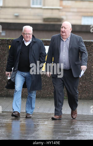 WEITERVERBREITUNG Änderung Links zu rechts Harry Clarke (rechts), der Fahrer eines bin-LKW die abgestürzt, sechs Menschen getötet, im Jahr 2014 ankommen, mit einem unbekannten Mann in Glasgow Sheriff Court wo er verurteilt für schuldhafte und rücksichtsloses Fahren an gesonderten Terminen neun Monate nach der Tragödie. Stockfoto